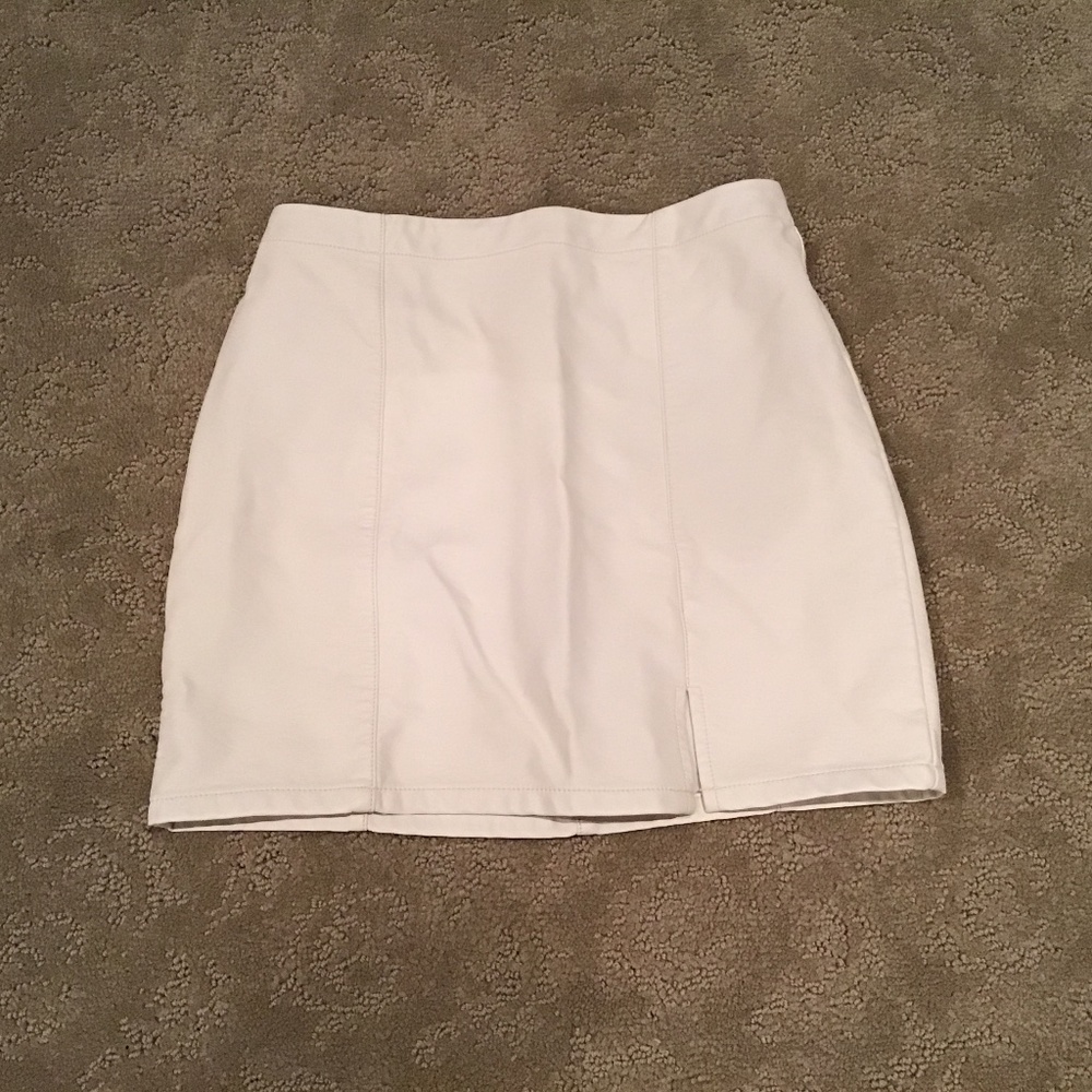 Forever 21 White Leather-Like Skirt Size Small